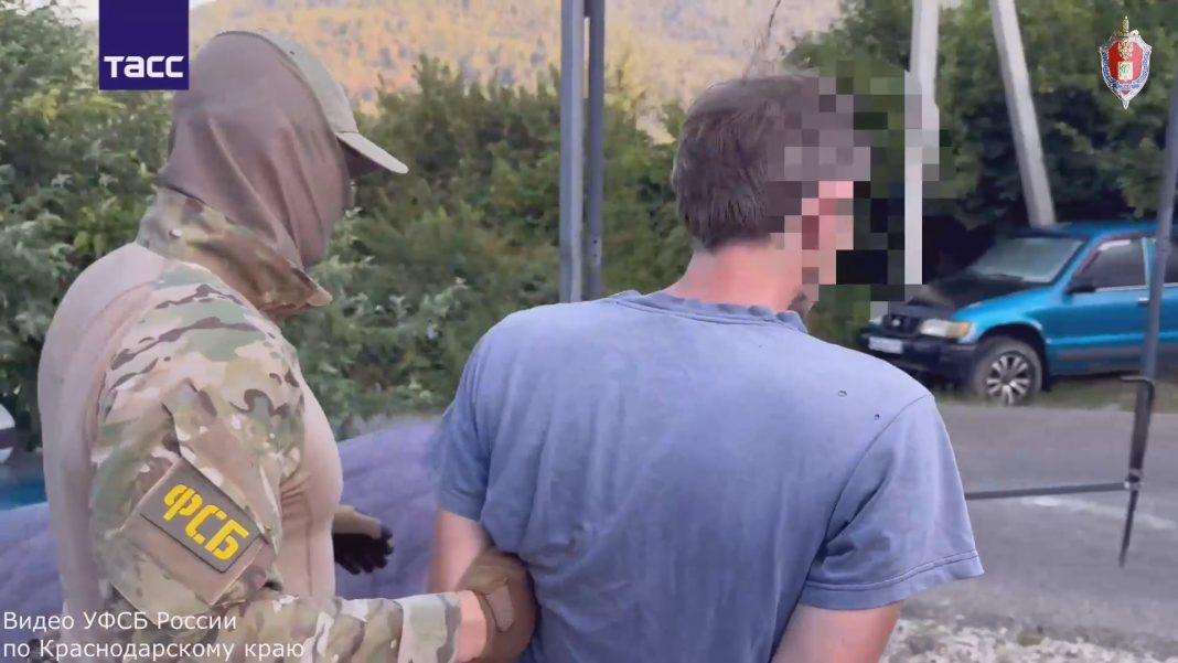 ФСБ опубликовала видео задержания в Сочи сторонника проукраинской террористической организации