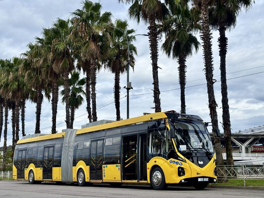 Будущее общественного транспорта: в Сочи тестируют инновационный электробус-гармошку