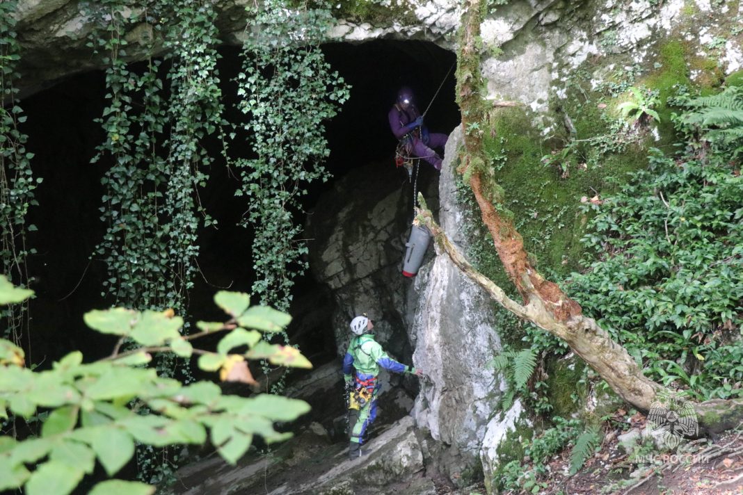 Спасатели проходят спелеологическую подготовку в горах Сочи