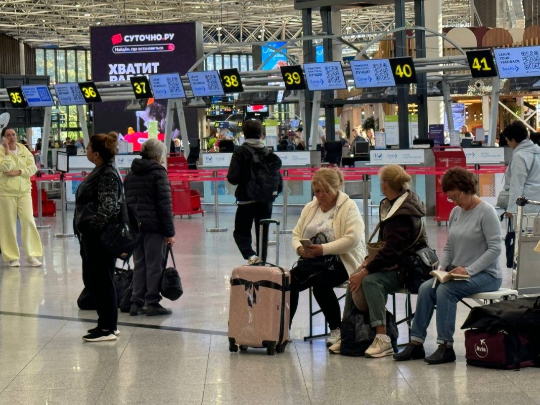 Аэропорт Сочи не выпускал и не принимал самолеты почти 7 часов из-за угрозы атаки БПЛА