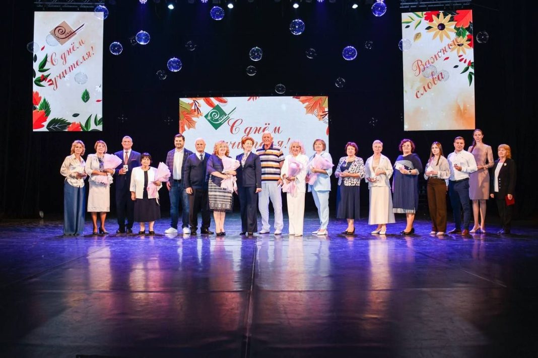 Более 150 педагогов Сочи получили награды в День учителя