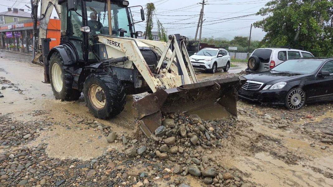Подтопления и падение деревьев: коммунальные службы Сочи продолжают устранять последствия шторма