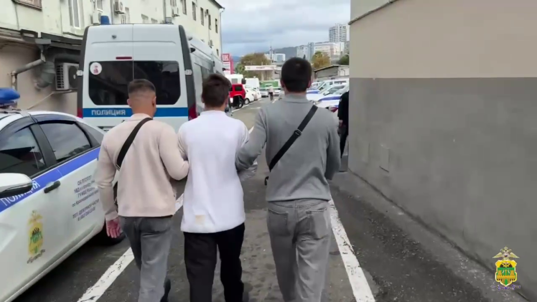 Угрожая ножом: в Сочи задержан подозреваемый в ограблении прохожего