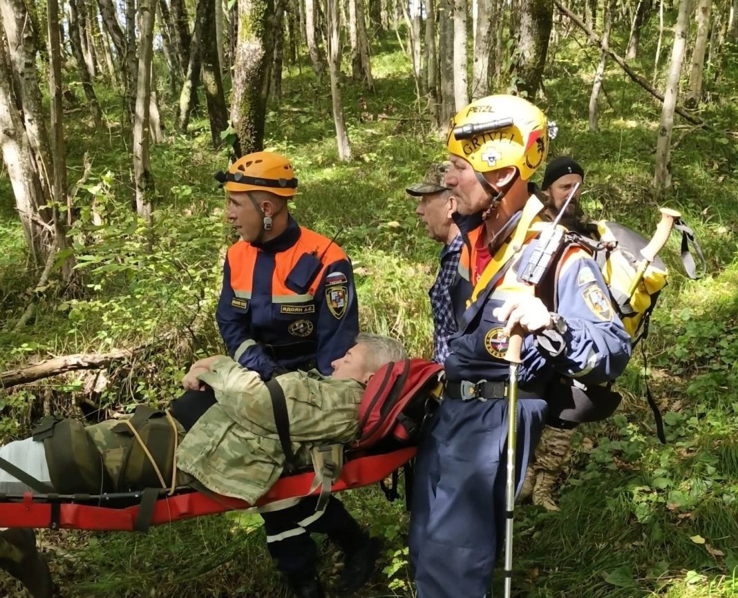 Экстренный вызов в лесу Сочи: мужчину с переломом эвакуировали спасатели