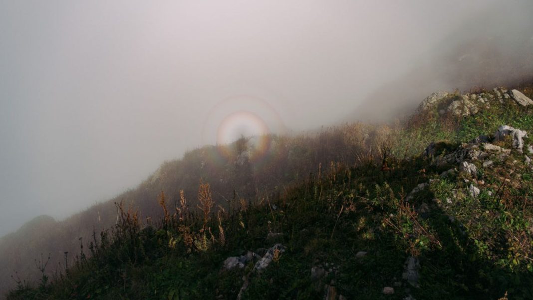Брокенский призрак появился в горах Сочи: удивительный феномен удалось запечатлеть на фото