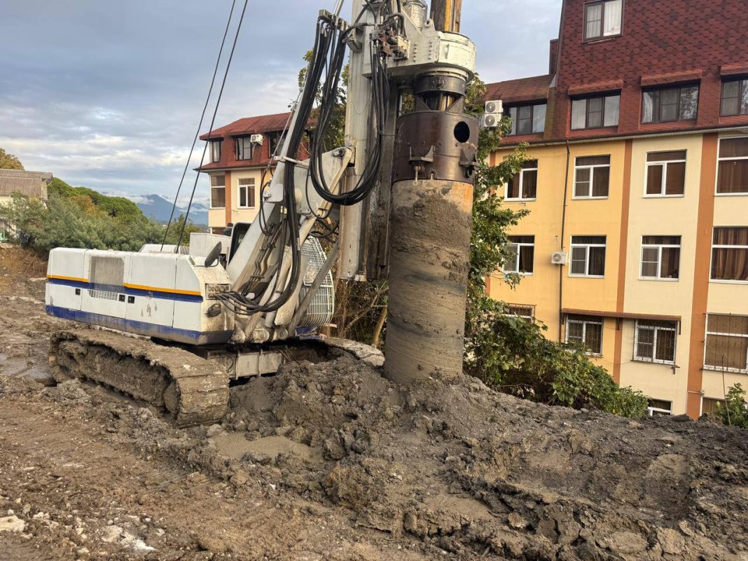 Ремонт дороги с защитой от оползней проводят в Аэровокзальном переулке в Адлере