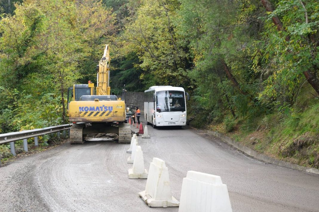 Подрядчик, ремонтирующий Новороссийское шоссе, минимизирует неудобства для сочинских водителей