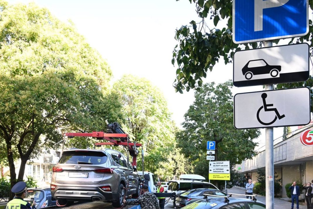 Прокуратура Сочи наказала злоумышленников, паркующих авто на местах для инвалидов