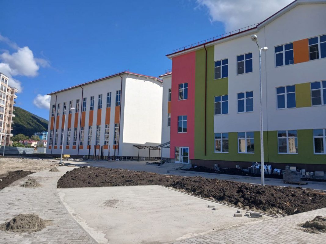 В Сочи проверили, как строится будущая школа на Калараш-Малышева