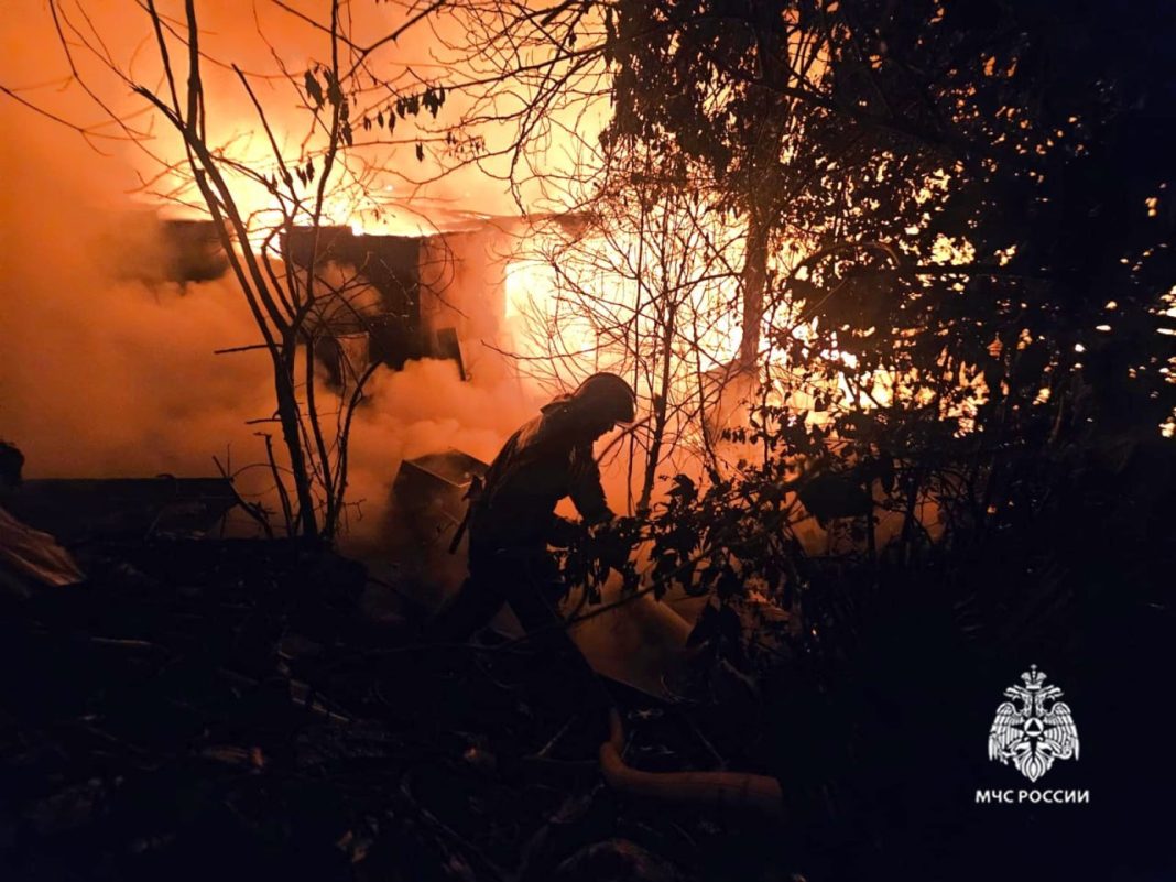 69 человек тушили огромный пожар, охвативший три дома в Дагомысе