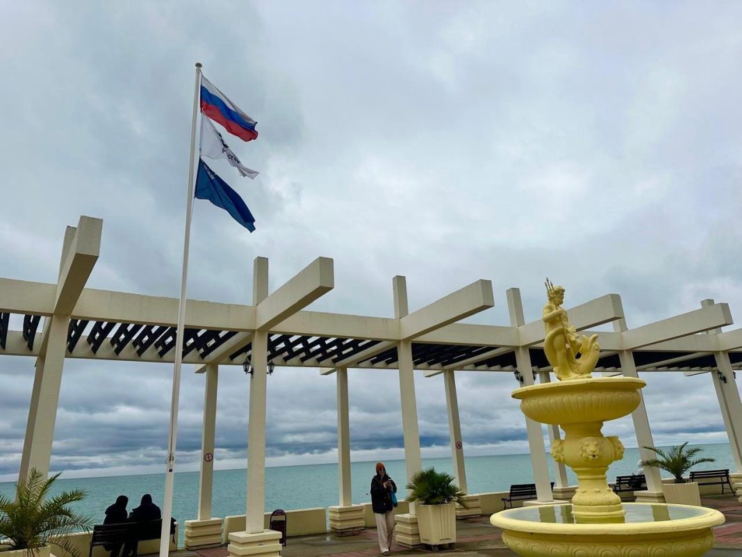 Лежаки — на склад: пляжи Сочи готовятся к зиме