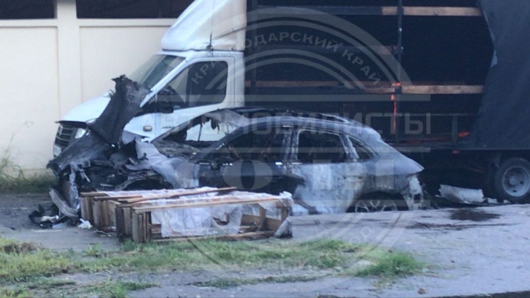Таинственное возгорание в Сочи: Porsche и грузовик уничтожены пламенем