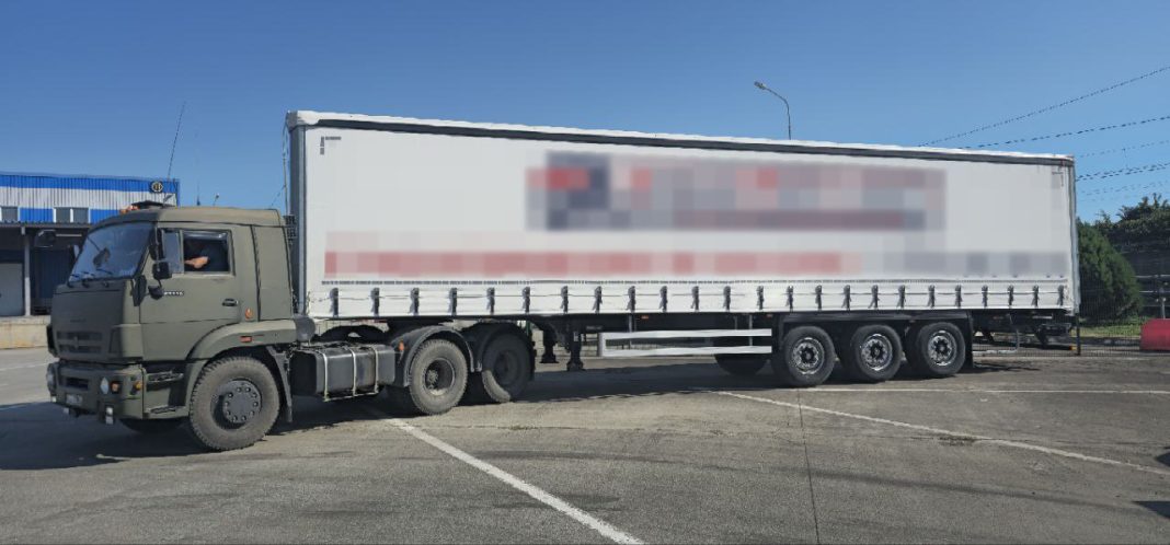 Полуприцеп для СВО: сочинская таможня передала конфискованный грузовик
