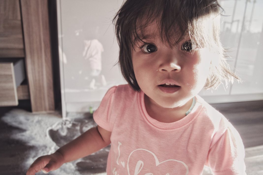 «Срочно забрать ребенка»: краснодарцы возмущены роликом матери, поящей дочь алкоголем