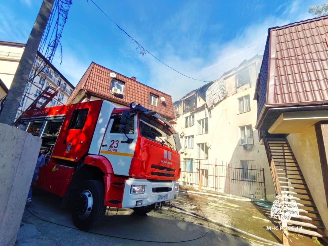 Пожар на Альпийской в Сочи: мансарда обрушилась, есть пострадавшие