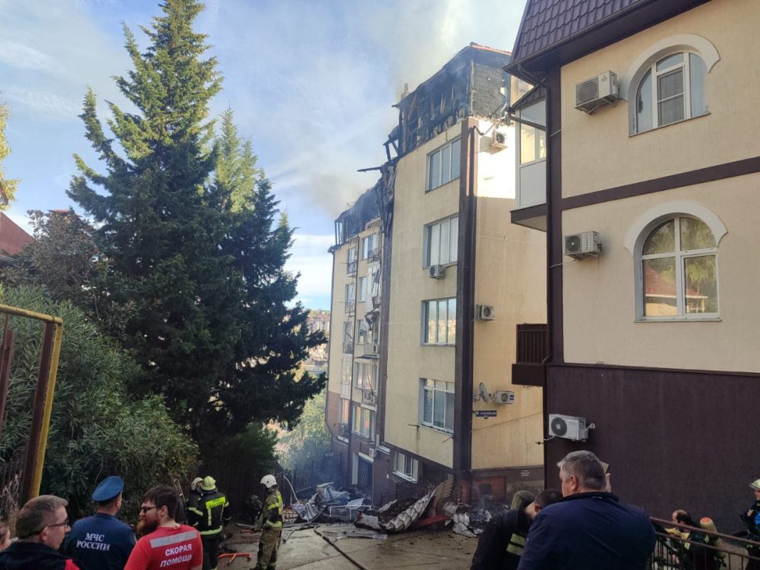 В Сочи потушен пожар в доме на Альпийской, движение перекрыто