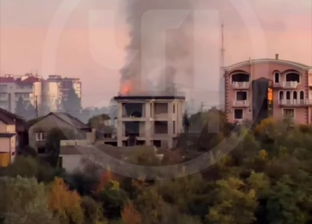 Очередной пожар в Сочи: на Плеханова загорелся недостроенный дом