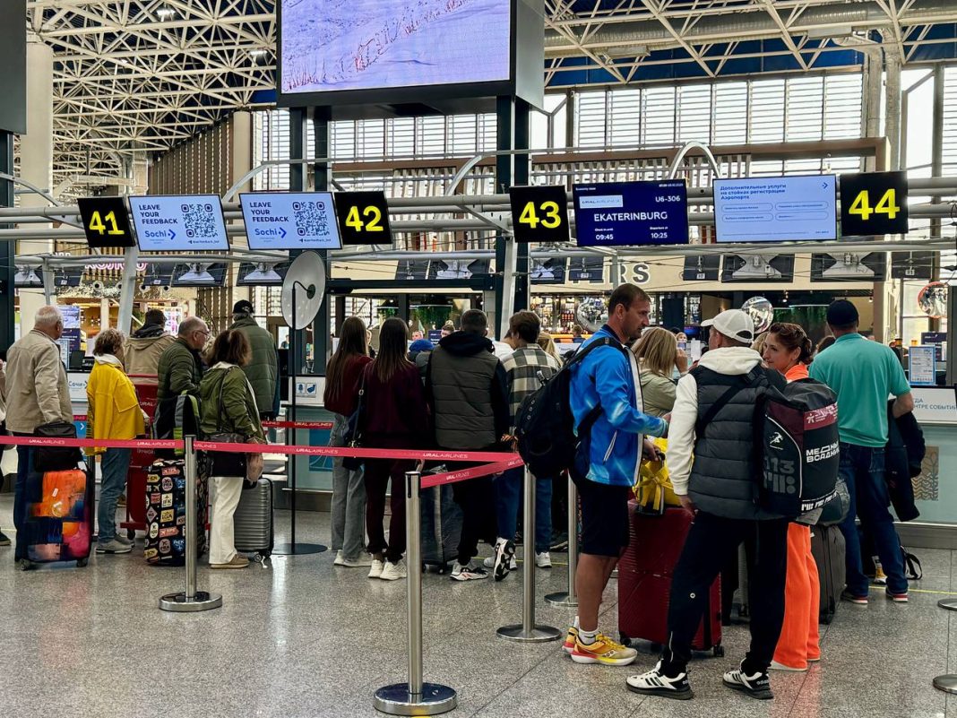 После атаки дронов: аэропорт Сочи снял ограничения — 26 рейсов задержаны