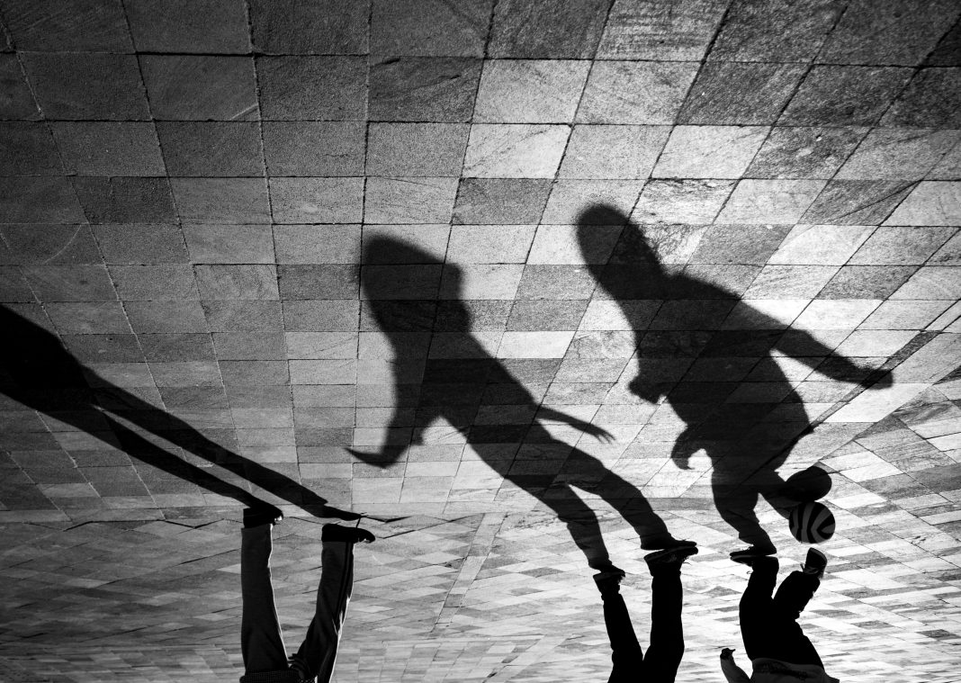 Возмутительно и мерзко: в Адлере подростки нарисовали на асфальте нацистский символ