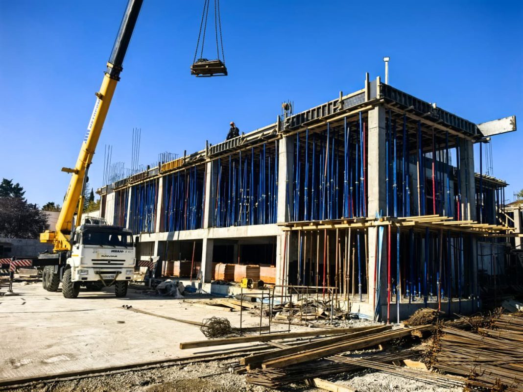 Новые места для юных сочинцев: в Горном Лоо строят школу на 400 мест