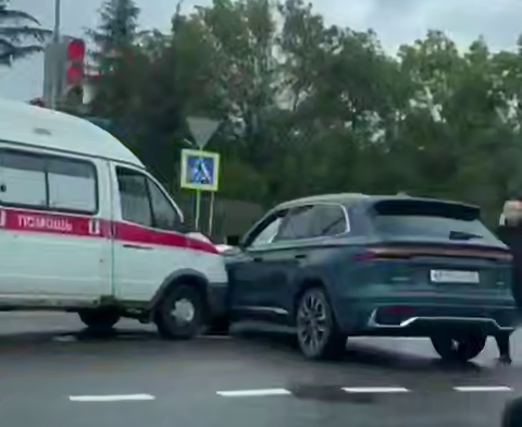 Авария на Пластунской: скорая и кроссовер столкнулись в центре Сочи