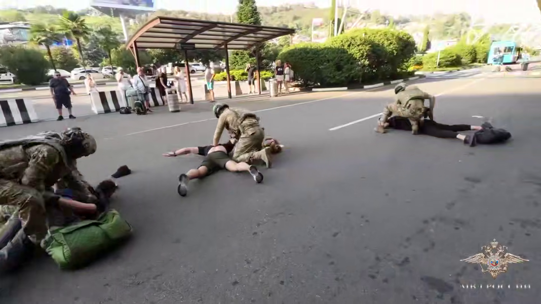 Вербовка через интернет: ЦПЭ задержал координатора террористов в аэропорту Сочи