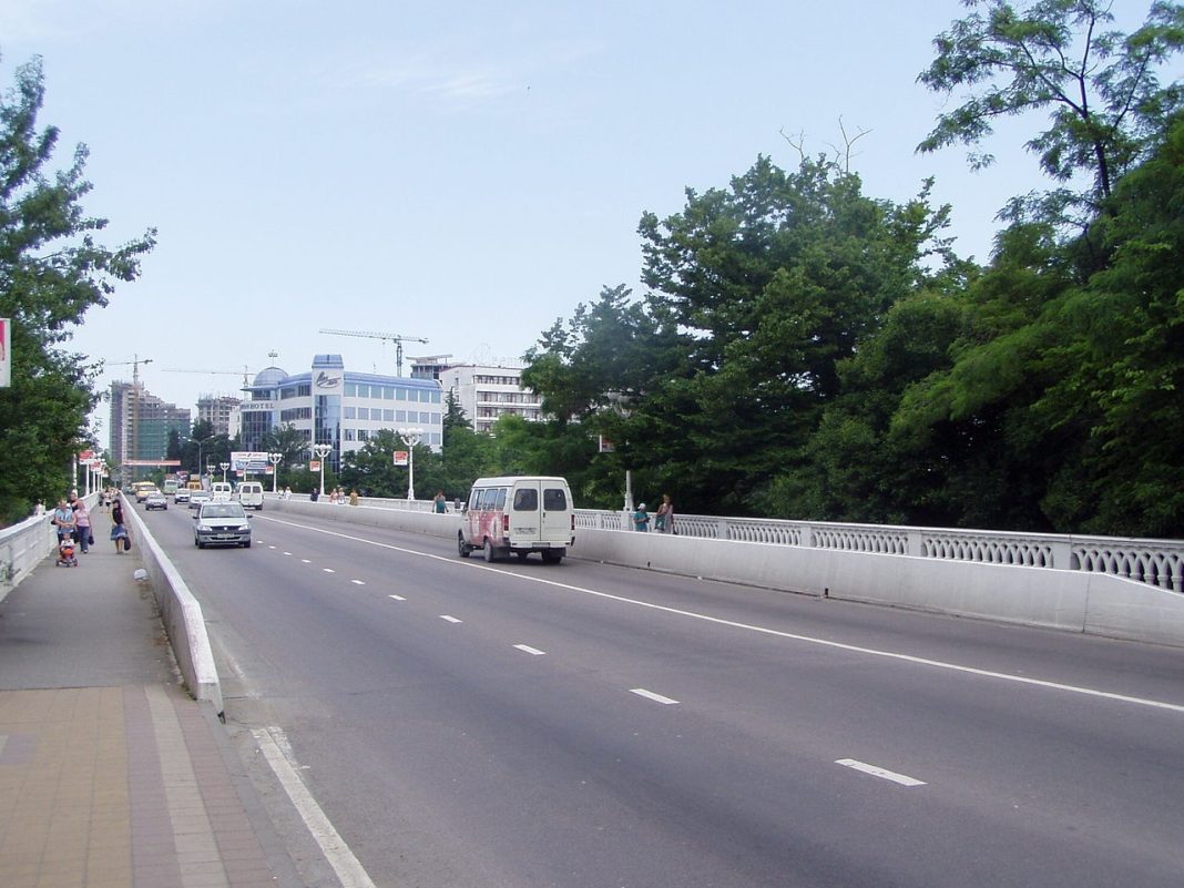 В Сочи начали ремонт асфальта на Верещагинском мосту
