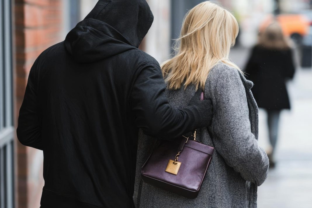 Удар по голове и кража золотой цепочки: рецидивист напал на женщину в Голубых Далях