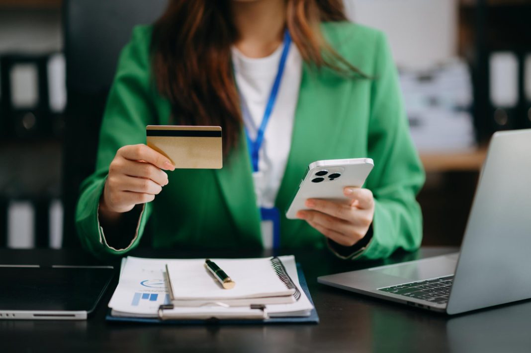 Стали известны регионы, где россияне чаще пользуются услугами доставки банковских продуктов