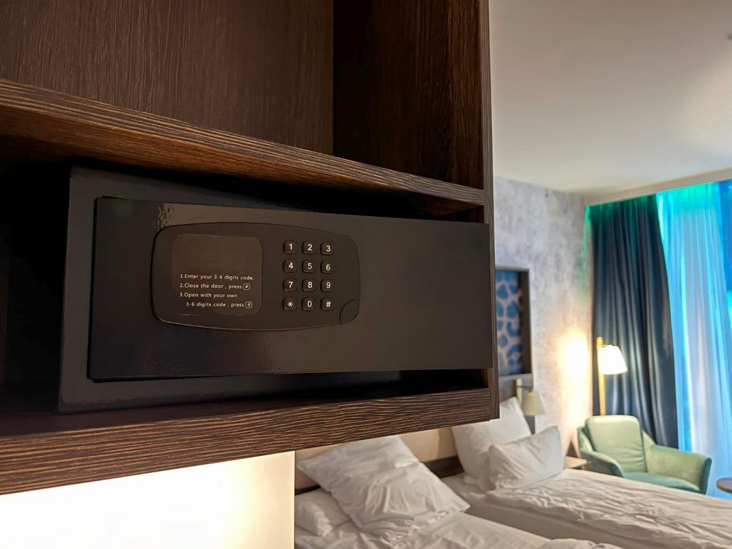 Полиция Сочи раскрыла кражу денег из сейфа в адлерском отеле