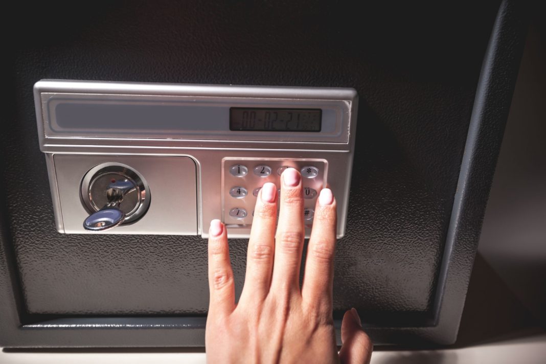 Мошенники перевели обманутой сибирячке 110 тыс. и заставили под видом курьера забрать сейф у студента в Сочи