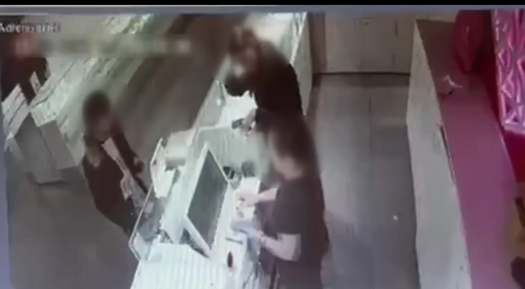 Обман на доставке: сочинский курьер присвоил золотые украшения