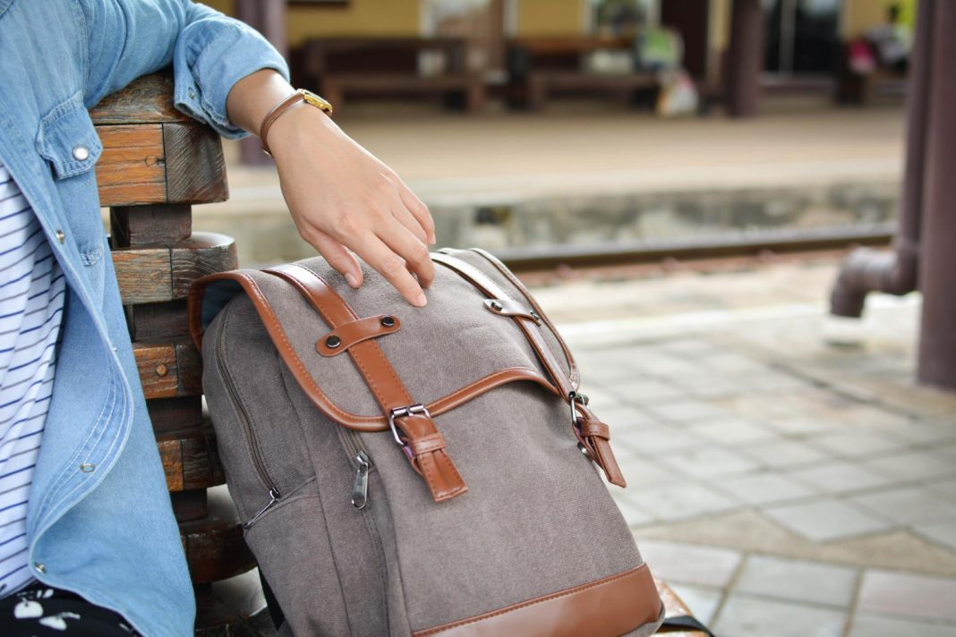 Юные сочинцы украли дорогие гаджеты у приезжего, с которым познакомились в парке