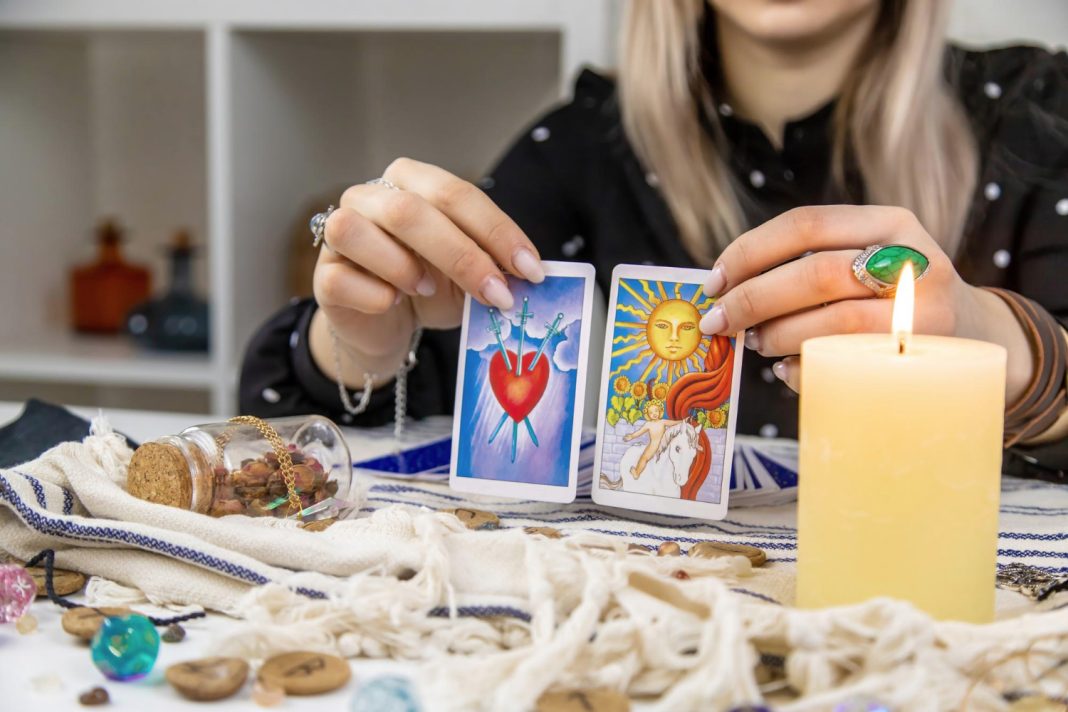 Страсть или боль? Любовный таро-прогноз для каждого знака на осень-2025
