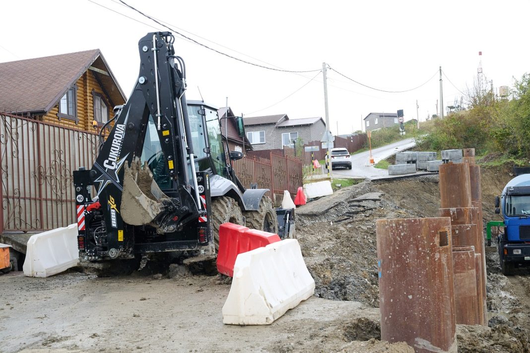 В поселке Горное Лоо отремонтируют оползневый участок дороги до конца ноября