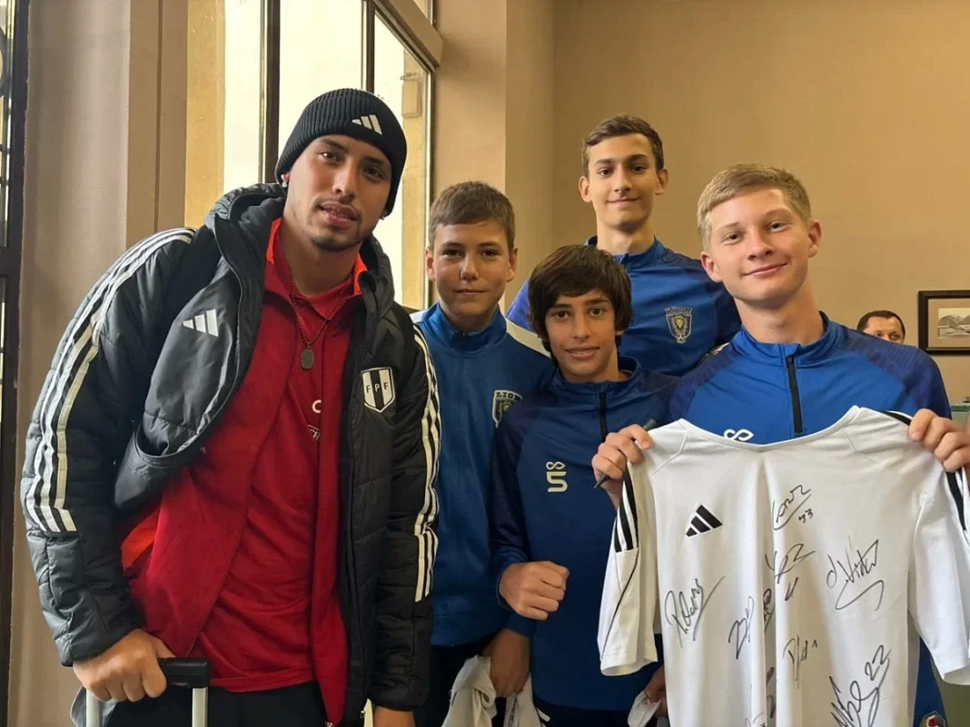 В Сочи встретили сборные России и Перу, которые прилетели для проведения товарищеского матча