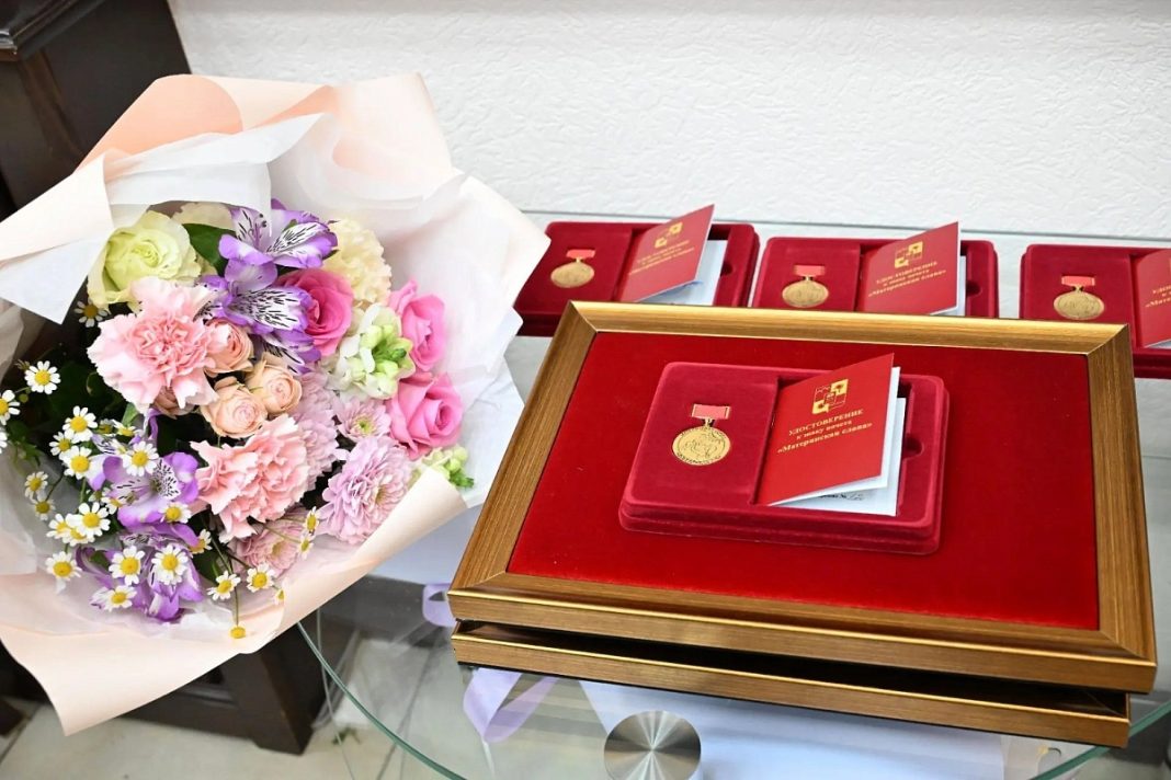 Шесть многодетных матерей Сочи получили знаки почета «Материнская слава»