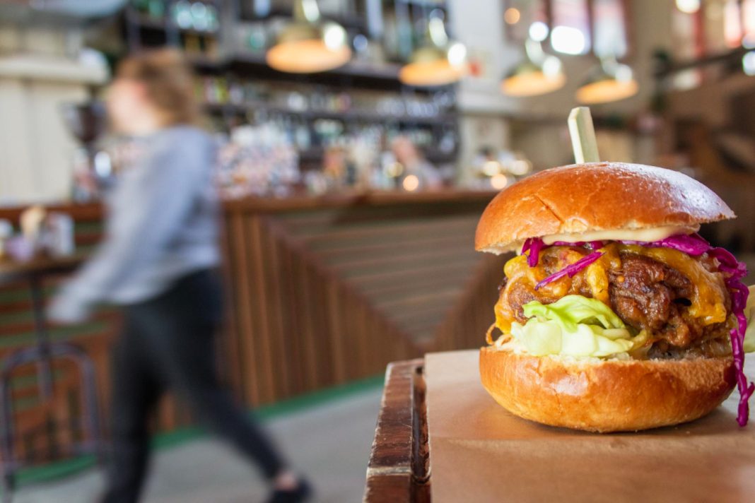 Подростковая выходка в Сочи: школьница предстала перед полицией с родителями после драки в ресторане