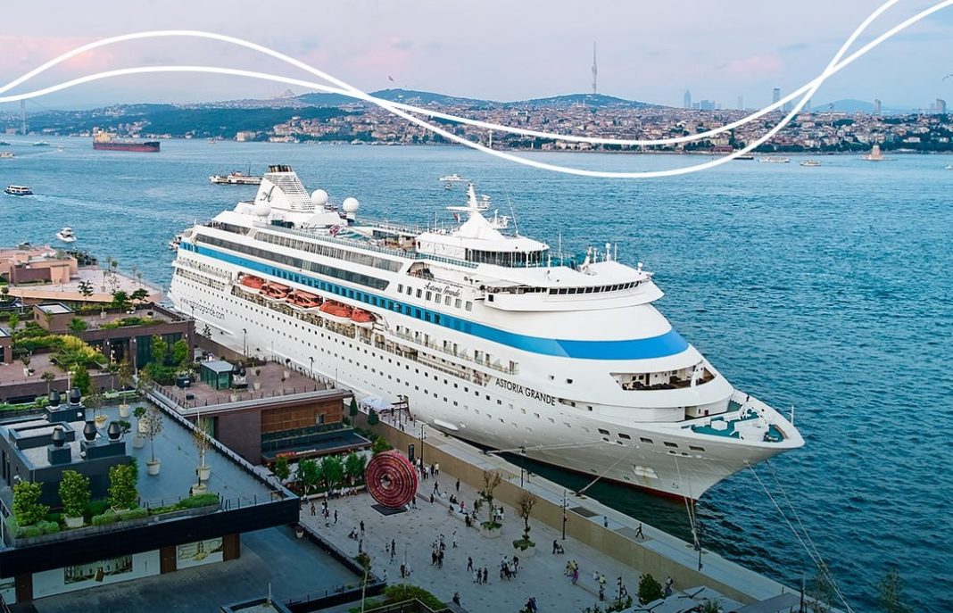 Круизный лайнер из Сочи задержан на рейде Стамбула