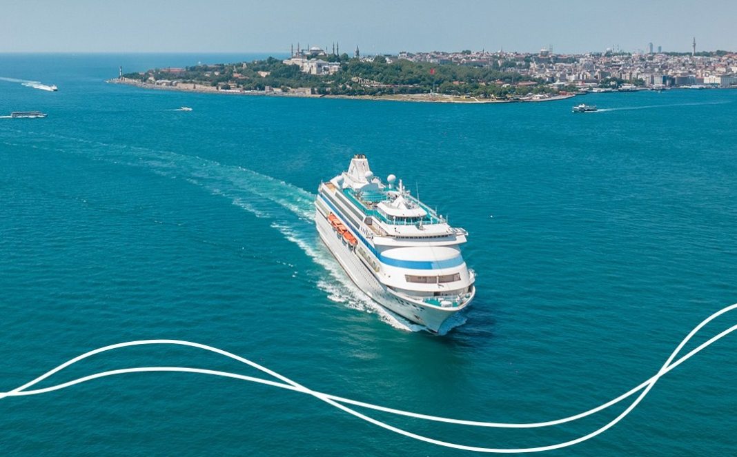 Пассажирам лайнера Astoria Grande, который вынужденно вернулся в Сочи, предоставили ваучеры на 50 евро