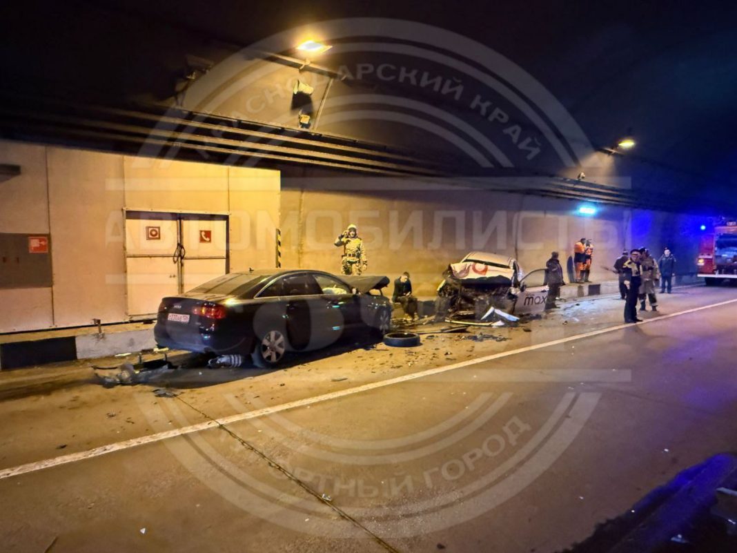 Лобовое столкновение в тоннеле в Сочи парализовало движение на Краснополянской трассе