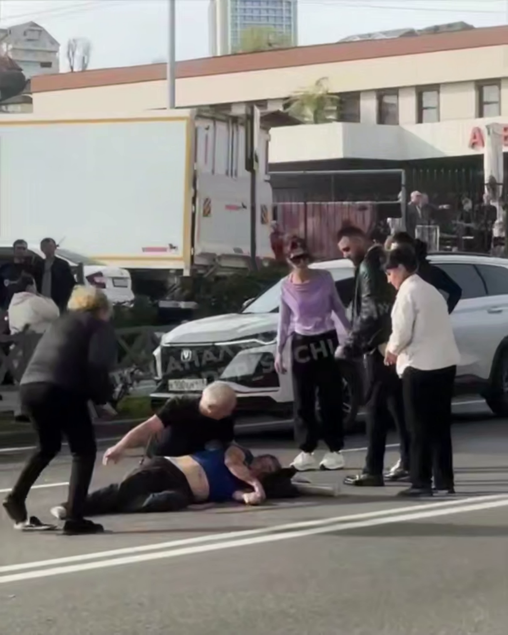 Сбит пешеход: авария на Донской улице Сочи парализовала движение