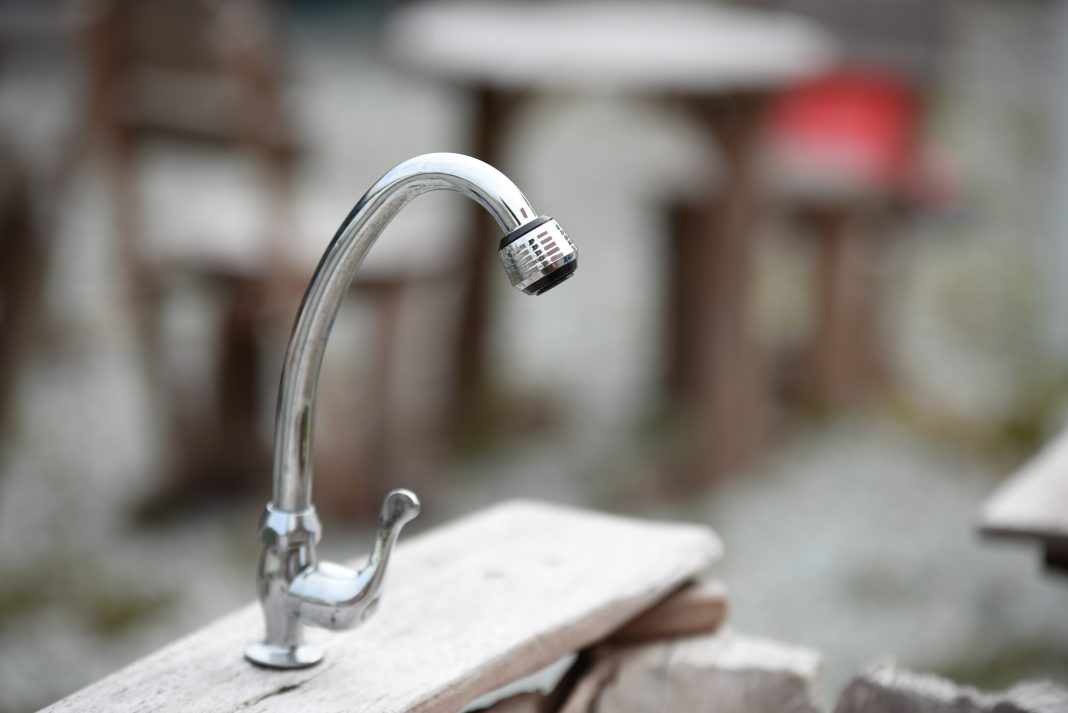 Авария на водоводе в сочинском поселке Эсто-Садок: без воды остались семь улиц