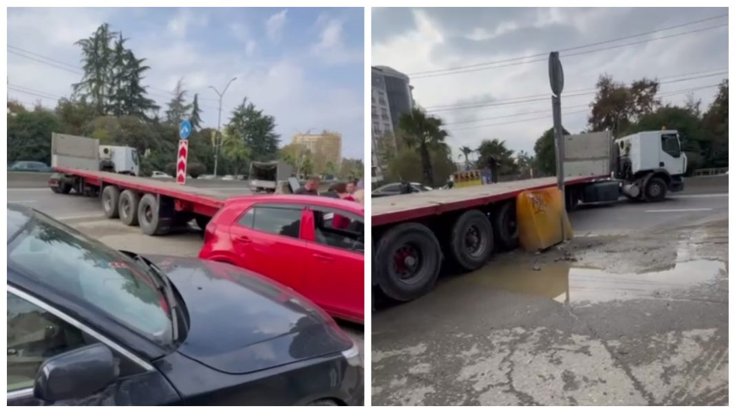 Фура заблокировала трассу Адлер–Сочи, движение парализовано