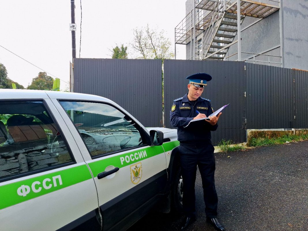 Судебные приставы обязали сочинца снести самострой, за счет которого он расширил свою квартиру