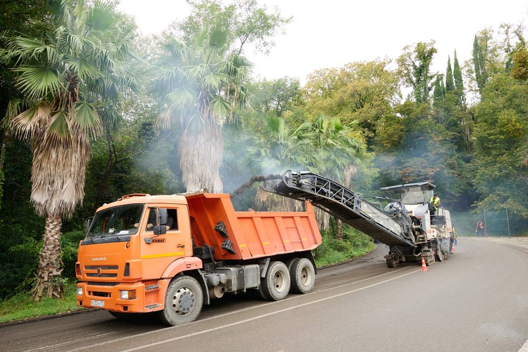 Реконструкция началась: Сухумское шоссе обновят к сроку