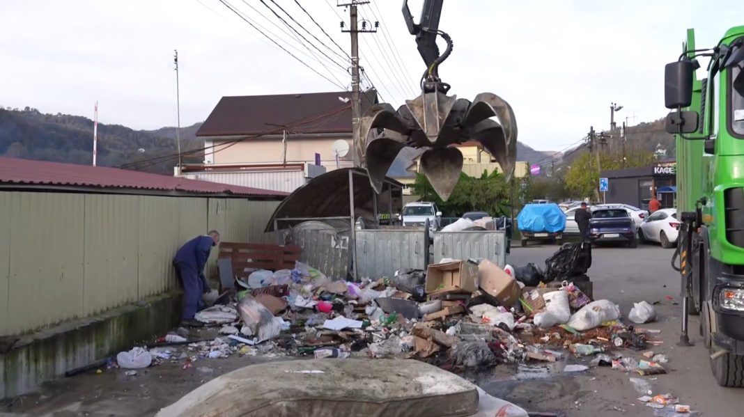 В Сочи с двух набитых мусором свалок вывезли 30 кубометров отходов