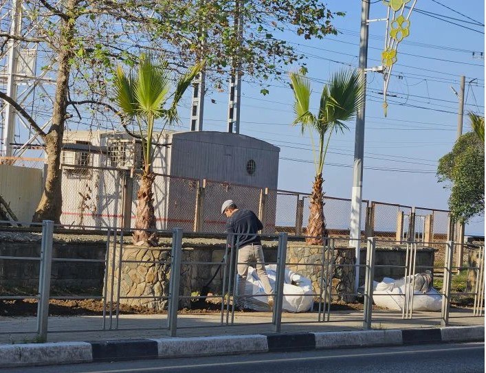 Забота о территории и жителях Сочи: в Лазаревском приводят в порядок улицы, памятники и социальные объекты