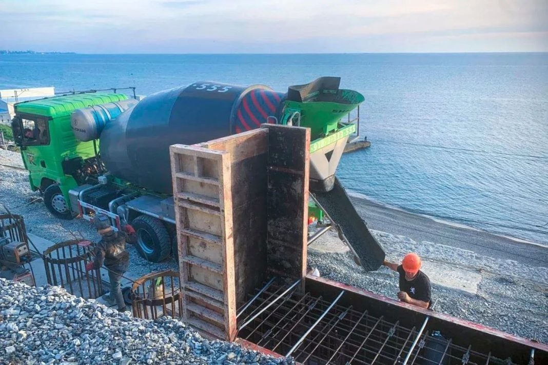 Укрепление оползневого участка в Хосте завершат до конца года