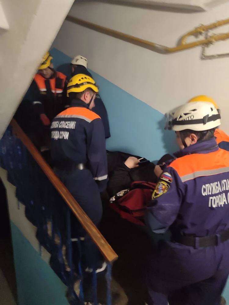 Сложная эвакуация: сочинские спасатели помогли бригаде скорой помощи в транспортировке маломобильной пациентки
